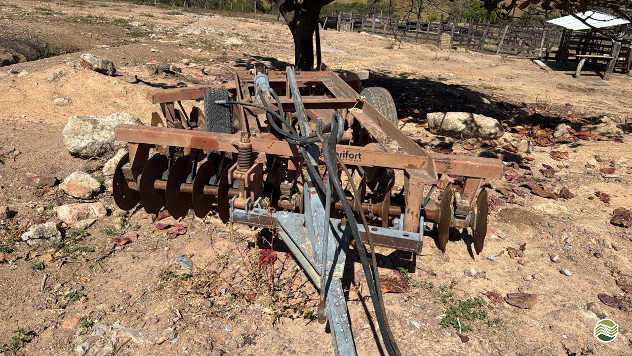 IMPLEMENTOS AGRICOLAS GRADE NIVELADORA NIVELADORA 28 DISCOS Marcão Tratores UBERABA MINAS GERAIS MG